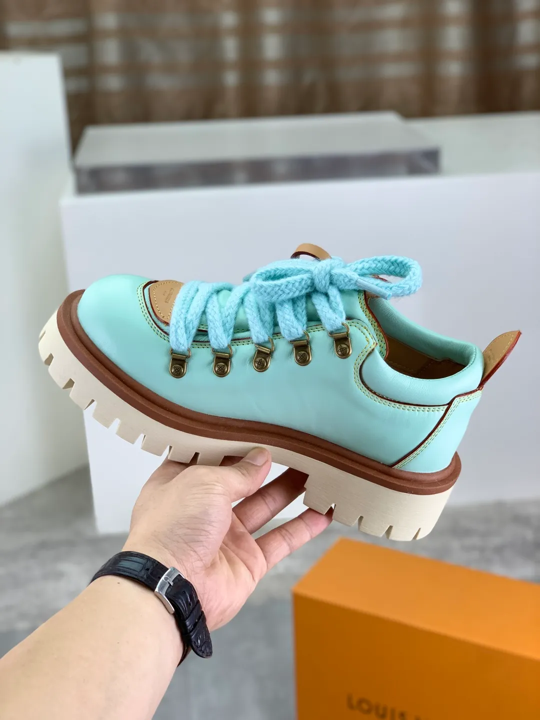 Men's shoes 💰P680 new LV | Louis Vuitton 🧡💚2025 autumn and winter new models, top version ⚠️ The counter features the latest LV REMIX lace-up mountaineering derby shoes, new hard goods 🆕 ❥BS purchasing level! Full of high-end feel! A popular model among bloggers at home and abroad, it’s retro and fashionable, and looks stunning on your feet! Mainly recommended models on the official website★ ━━━━━ ЅᏇєєt ━━━━━ ▪️Upper: top-grade first-layer cowhide ▪️Lining: imported sheepskin ▪️Outsole: original open-molded TPU non-slip outsole ▪️Sole height: 3.5cm ▪️Shoe size: Women 35-41 (41 customization is not returnable) Male 39-45 (46 customized, non-refundable)
